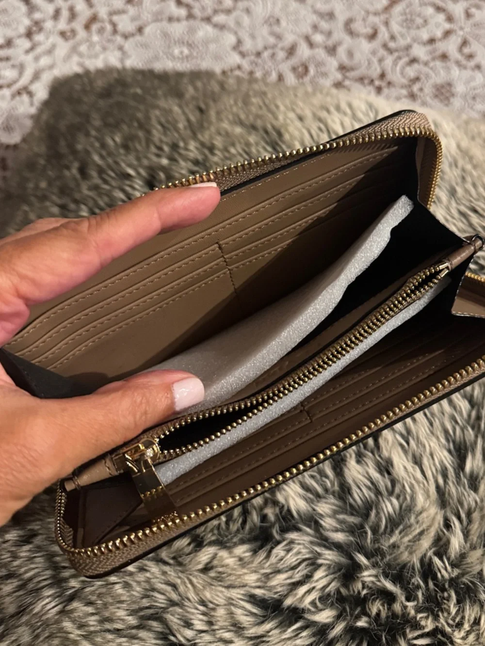 Levian zip around